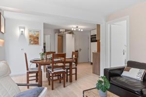 A kitchen or kitchenette at Zermatt, 4 pers, 3 lits - Balcon avec vue et petit jardin