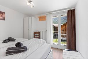 A bed or beds in a room at Zermatt, 4 pers, 3 lits - Balcon avec vue et petit jardin