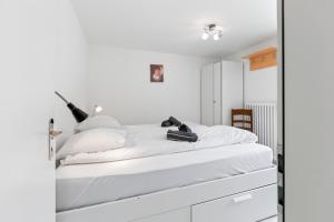 A bed or beds in a room at Zermatt, 4 pers, 3 lits - Balcon avec vue et petit jardin