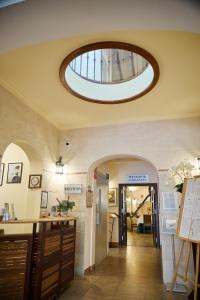 eine Küche mit einem runden Oberlicht in der Decke in der Unterkunft Hotel Tossal d'Altea in Altea + 37 Fotos