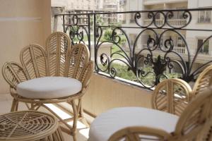 - un ensemble de chaises assises sur un balcon dans l'établissement VIOLA by Elegant Hospitality - near Waterway Mall, au Caire