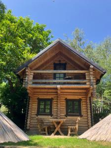 a log cabin with a picnic table in front of it at Semeteška bajka in Raška