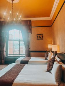 Postel nebo postele na pokoji v ubytování Russell Court Hotel