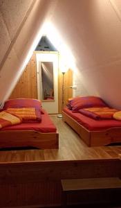 een slaapkamer met 2 bedden op een zolder bij Augustinern 26 in Quedlinburg