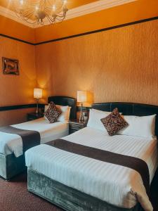 Postel nebo postele na pokoji v ubytování Russell Court Hotel