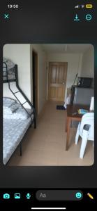 LagunaにあるRics Remarkable and Radiant Home in Dumaguete City - Marina Spatial B842の二段ベッド2台とテーブルが備わる客室です。 +1枚の写真