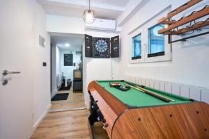 Meja biliard di Holiday House with Pool and Wellness Area - Black Pearl +49 gambar