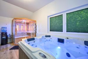 Gambar di galeri bagi Holiday House with Pool and Wellness Area - Black Pearl di Vrankovec