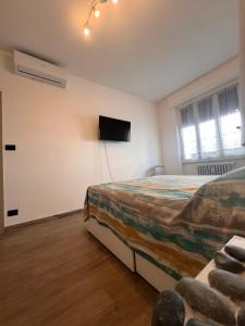 a bedroom with a bed and a flat screen tv at Chicco & Didi in Rapallo