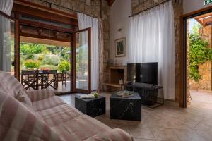 Μια τηλεόραση ή/και κέντρο ψυχαγωγίας στο Villa Haris with shared pool