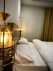 En eller flere senger på et rom på Skarma Hotel