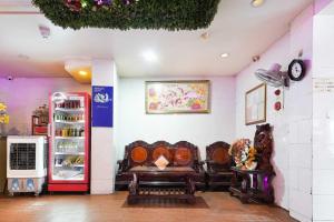 a room with two chairs in a pink room at Collection O Eva Hotel District 8 Near Ben Thanh Market in Ho Chi Minh City