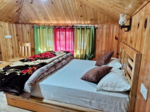 Postel nebo postele na pokoji v ubytování RiverSoul Cottage-2BR Tirthan Valley by Homeyhuts