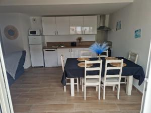 Η κουζίνα ή μικρή κουζίνα στο Plein centre Mimizan Bourg +2 φωτογραφίες