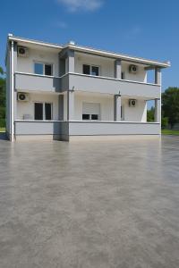 Fotografie z fotogalerie ubytování Sunny House Apartments Doni Štoj v destinaci Bregvija