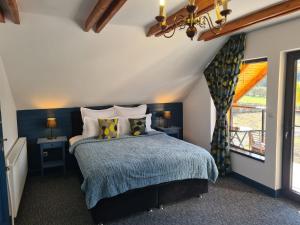 ein Schlafzimmer mit einem Bett und einem Fenster in der Unterkunft Vama Buzaului Hillside Barn - camere la munte in Vama Buzăului