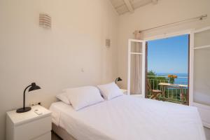 A bed or beds in a room at The Sunset Villa Kefalonia Még 37 kép
