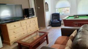 Telewizja i/lub zestaw kina domowego w obiekcie Coqueto piso con Billar en Benalmadena Costa