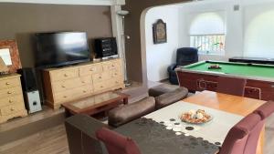 Telewizja i/lub zestaw kina domowego w obiekcie Coqueto piso con Billar en Benalmadena Costa