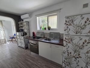 kuchnia ze zlewem i blatem w obiekcie Coqueto piso con Billar en Benalmadena Costa w mieście Benalmádena