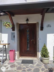 a wooden door of a house with a christmas tree at Con il filo tra le dita in Ronchi dei Legionari