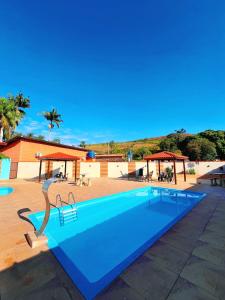 ein großer Pool mit blauem Himmel in der Unterkunft Pousada Pitauá in Socorro