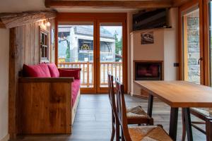 een woonkamer met een tafel en een eethoek bij Méijon Salluard RTA in Courmayeur