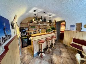 um bar com dois bancos no balcão em Hotel Restaurant Gasthof Michal em Gundersheim