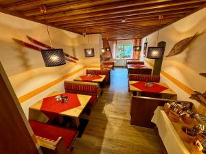 um restaurante com mesas e cadeiras em uma sala em Hotel Restaurant Gasthof Michal em Gundersheim
