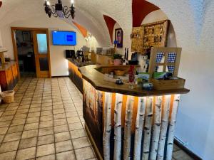 Uma televisão e/ou sistema de entretenimento em Hotel Restaurant Gasthof Michal