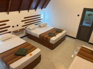 Rúm í herbergi á Manju Homestay