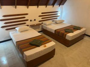 Rúm í herbergi á Manju Homestay
