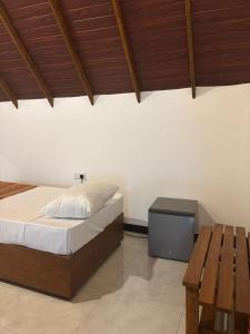 Rúm í herbergi á Manju Homestay