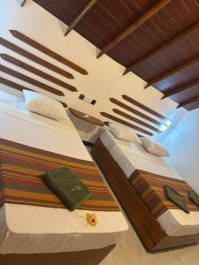 Rúm í herbergi á Manju Homestay