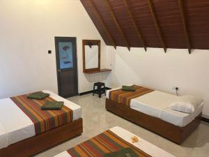 Rúm í herbergi á Manju Homestay
