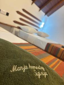 Rúm í herbergi á Manju Homestay