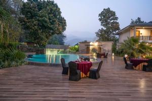 Baseinas apgyvendinimo įstaigoje Excel Hotels & Resorts, Corbett arba netoliese