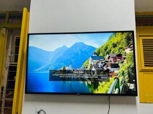 a flat screen tv hanging on a wall at Casa Zuilas in São Luís