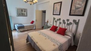 NigüelasにあるCasa Erasのベッドルーム1室(赤い枕のベッド2台付) +60枚の写真