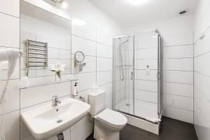 een badkamer met een toilet, een wastafel en een douche bij Hotel Lothus in Wrocław +74 foto's