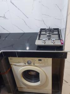 a stove top oven sitting on top of a washing machine at Casa manolo in Fnidek