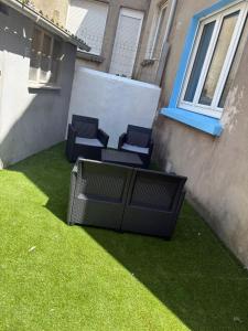 Posezení v ubytování Cosy 50 M2 avec parking privé et vue mer LE PORTEL