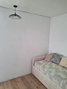 Postel nebo postele na pokoji v ubytování Cosy 50 M2 avec parking privé et vue mer LE PORTEL