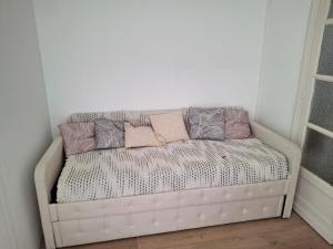 Postel nebo postele na pokoji v ubytování Cosy 50 M2 avec parking privé et vue mer LE PORTEL