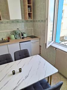 Kuchyň nebo kuchyňský kout v ubytování Cosy 50 M2 avec parking privé et vue mer LE PORTEL