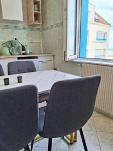 Kuchyň nebo kuchyňský kout v ubytování Cosy 50 M2 avec parking privé et vue mer LE PORTEL