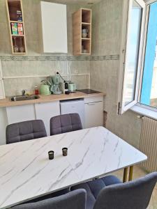 Kuchyň nebo kuchyňský kout v ubytování Cosy 50 M2 avec parking privé et vue mer LE PORTEL