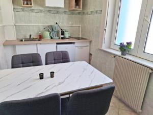 Kuchyň nebo kuchyňský kout v ubytování Cosy 50 M2 avec parking privé et vue mer LE PORTEL
