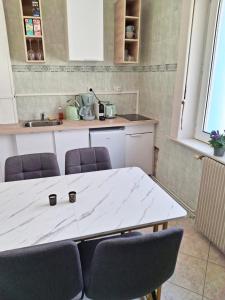 Kuchyň nebo kuchyňský kout v ubytování Cosy 50 M2 avec parking privé et vue mer LE PORTEL + 37 fotografií