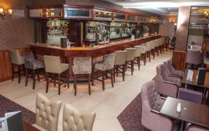 Sohvabaar või baar majutusasutuses Allingham Arms Hotel